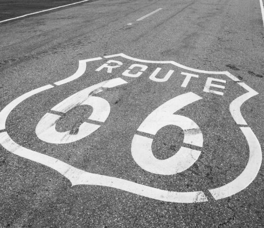 Czarno-białe zbliżenie symbolu Route 66 na asfalcie w Anaheim