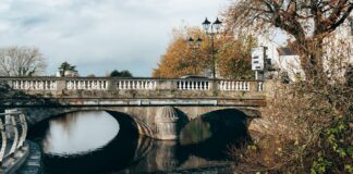 Kamienny most nad rzeką w Galway jesienią, widok na Irlandię