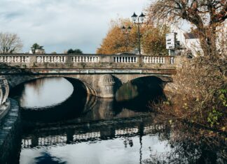 Kamienny most nad rzeką w Galway jesienią, widok na Irlandię