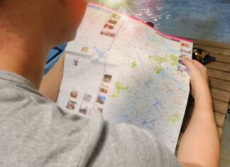 Podróżnik pochylony nad mapą, planuje trasę swojej wycieczki