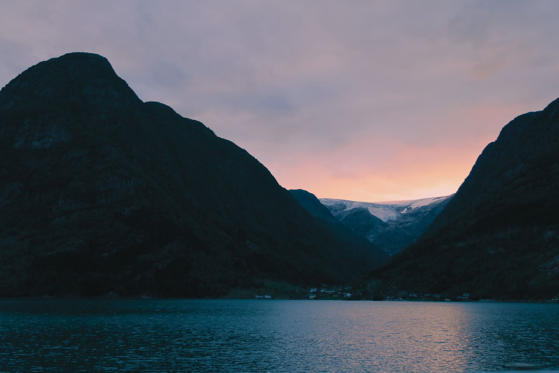 Fiord w Norwegii o zachodzie słońca otoczony stromymi górami