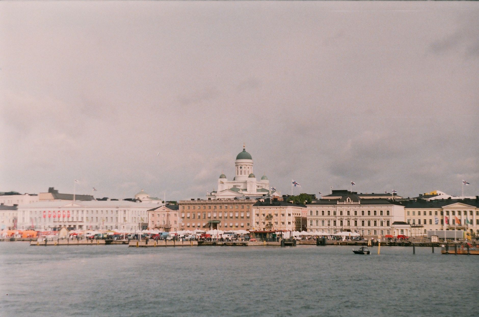 Katedra w Helsinkach górująca nad tętniącym życiem nabrzeżem