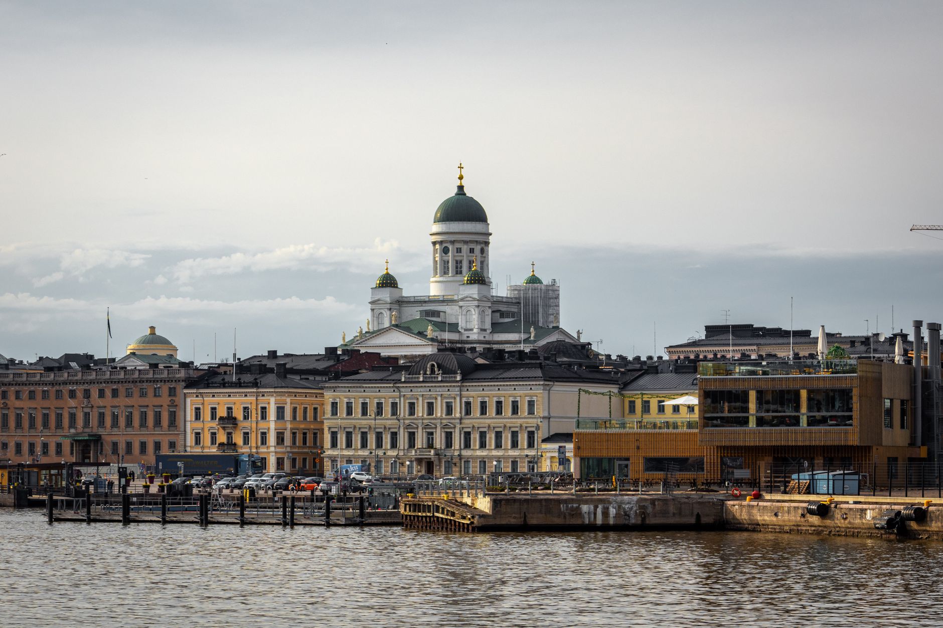 Katedra w Helsinkach i nadbrzeżne kamienice nad wodą