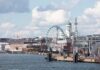 Nabrzeże Helsinek z diabelskim młynem SkyWheel i katedrą Helsińską