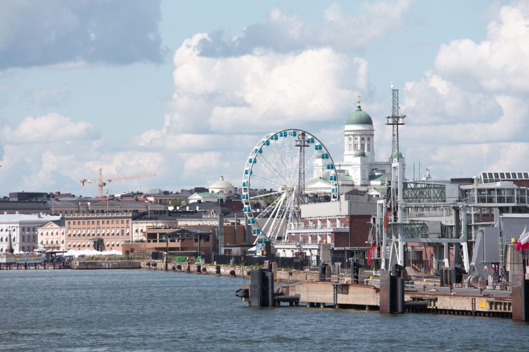 Nabrzeże Helsinek z diabelskim młynem SkyWheel i katedrą Helsińską