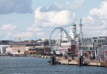 Nabrzeże Helsinek z diabelskim młynem SkyWheel i katedrą Helsińską