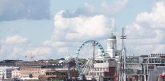 Nabrzeże Helsinek z diabelskim młynem SkyWheel i katedrą Helsińską