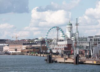 Weekend w Helsinkach: najciekawsze miejsca, których nie możesz pominąć Nabrzeże Helsinek z diabelskim młynem SkyWheel i katedrą Helsińską