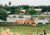 Jezioro i kolorowe dekoracje przy znaku Pattaya w Tajlandii