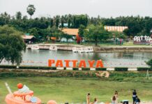 Jak podróżować po Tajlandii z dziećmi: praktyczne porady, bezpieczeństwo i rodzinne atrakcje Jezioro i kolorowe dekoracje przy znaku Pattaya w Tajlandii
