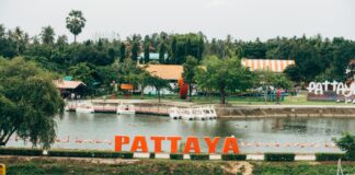 Jezioro i kolorowe dekoracje przy znaku Pattaya w Tajlandii
