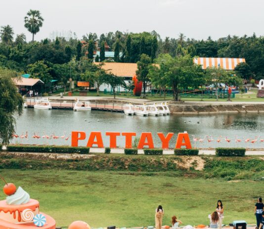 Jezioro i kolorowe dekoracje przy znaku Pattaya w Tajlandii