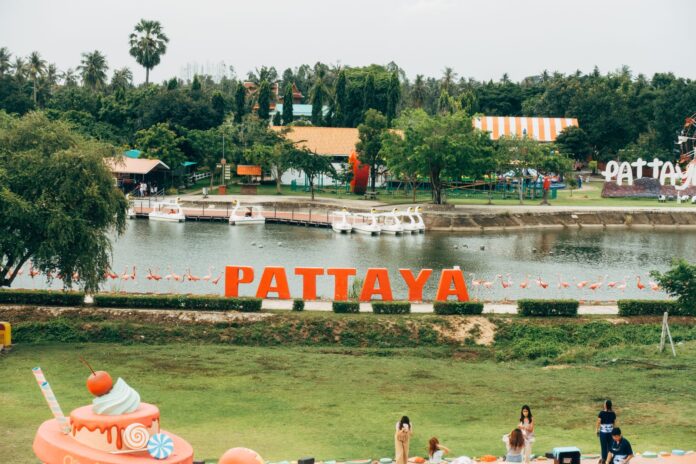 Jezioro i kolorowe dekoracje przy znaku Pattaya w Tajlandii Jezioro i kolorowe dekoracje przy znaku Pattaya w Tajlandii