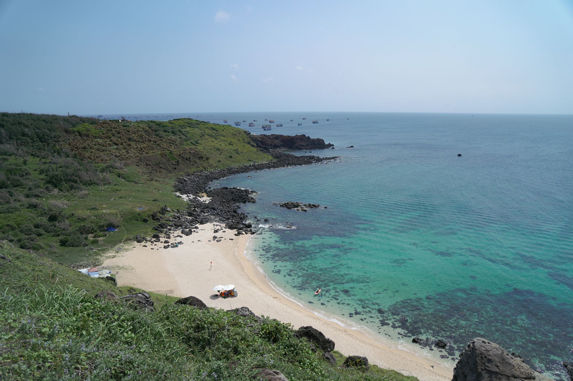 Plaża w Phan Thiết z lotu ptaka i turkusowe wody oceanu