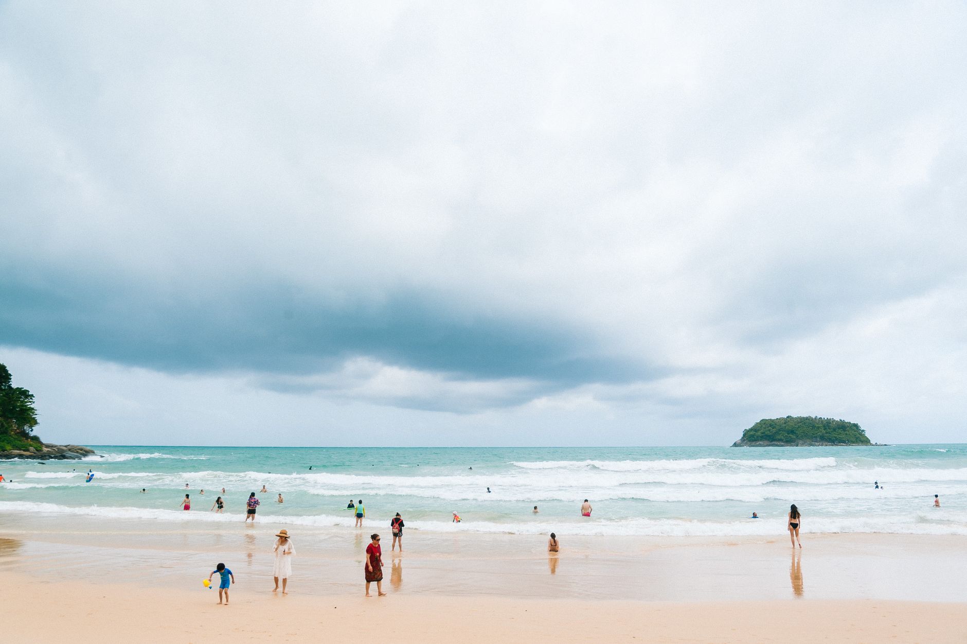 Turyści odpoczywający na plaży Kata Beach w Phuket z widokiem na ocean