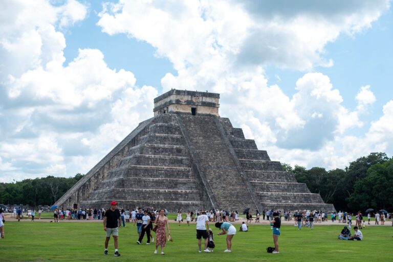 Piramida El Castillo w Chichén Itzá na Jukatanie z turystami