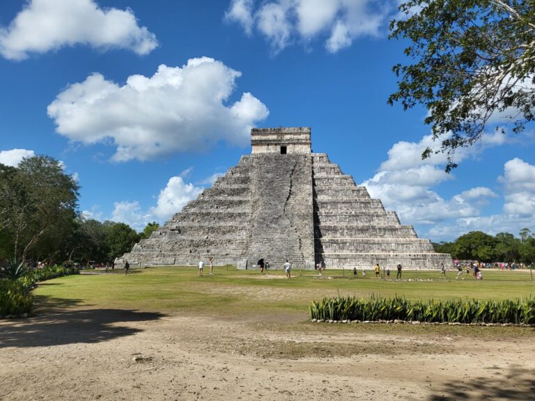 Piramida El Castillo w Chichén Itzá na tle błę